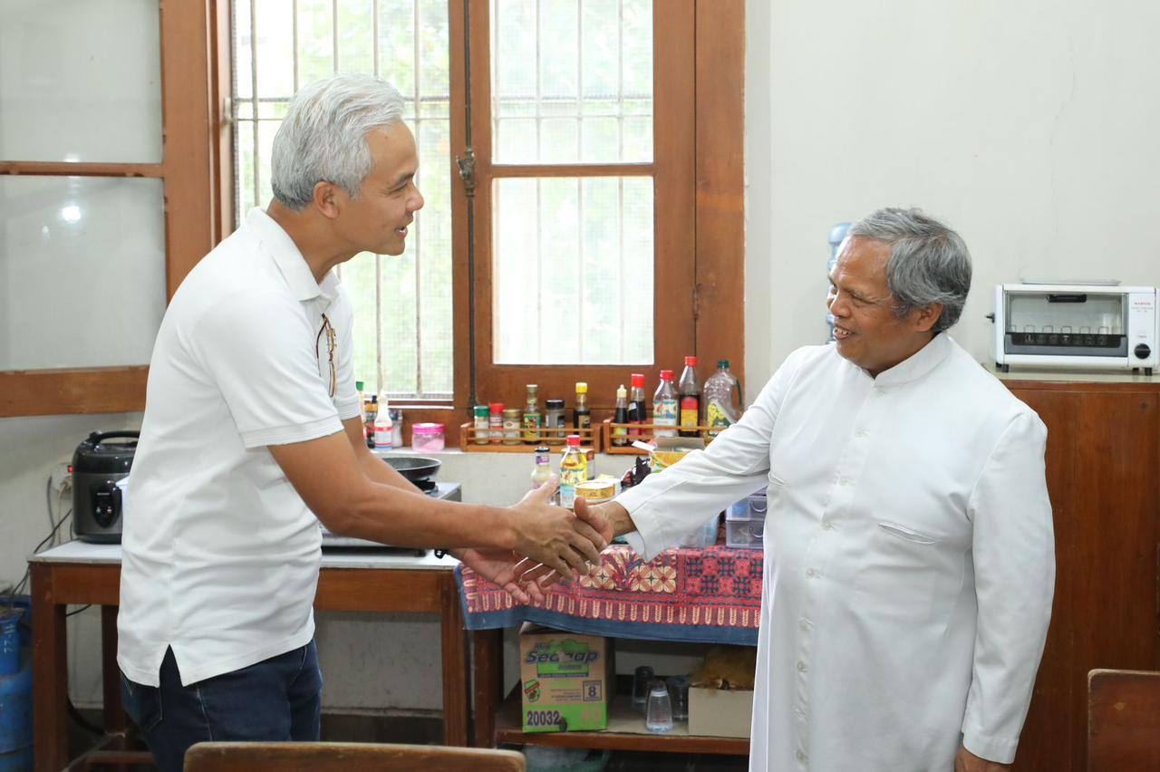 Gubernur Jawa Tengah (Jateng) Ganjar Pranowo menginisiasi program guru keagamaan sejak 2019. Guru keagamaan dari lima agama mendapatkan insentif. - Image