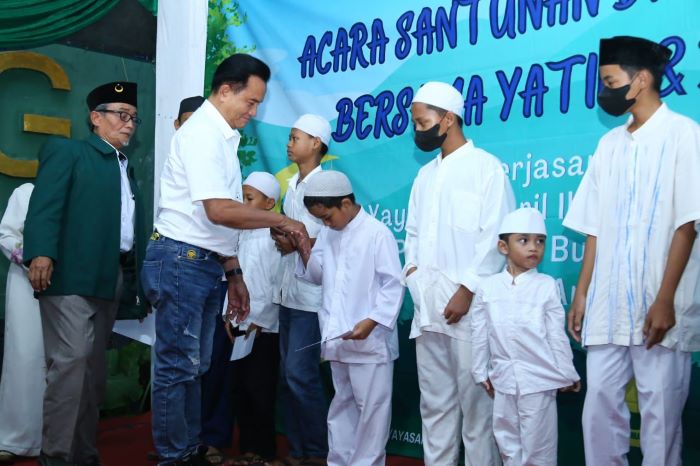 Pimpinan Pusat Muslimat Bulan Bintang (MBB) bekerja sama dengan Yayasan Yusril Ihza Mahendra gelar santunan anak yatim dan duafa di Markas DPP PBB, Pasar Minggu, Jaksel, Kamis (13/4). - Image