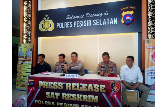 USUS KASUS PERSEKUSI: Kapolres Pesisir Selatan AKBP Novianto Taryono melakukan konferensi pers terkait kasus persekusi terhadap dua perempuan di kafe, Lengayang, Pessel. - Image
