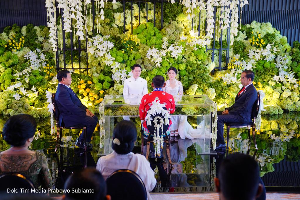 Presiden Joko Widodo (Jokowi) dan Menteri Pertahanan (Menhan) Prabowo Subianto menjadi saksi pengesahan pernikahan Kevin Sanjaya dan Valencia Tanoesoedibjo./istimewa - Image