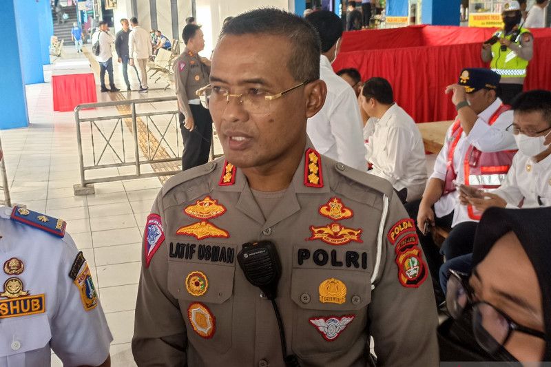 Direktur Lalu Lintas Polda Metro Jaya Kombes Pol Latif Usman saat diwawancarai di Jakarta, Minggu (9/4/2023). (ANTARA/Ilham Kausar) - Image