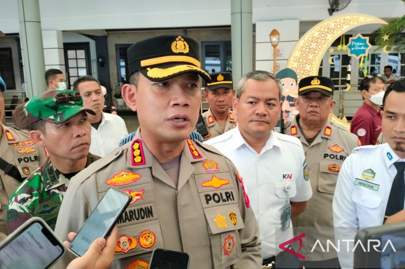 Kapolres Metro Jakarta Pusat Kombes Pol Komarudin ditemui di Stasiun Senen, Jakarta Pusat, Jumat (14/4/2023). (ANTARA/Mentari Dwi Gayati) - Image