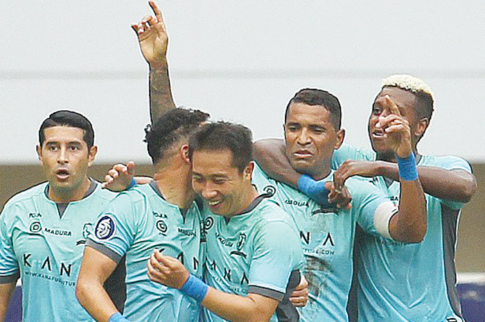 SIAPA TERDEPAK: Beto Goncalves (dua dari kanan), Esteban Vizcarra (kiri), dan Lee Yu-jun (tengah) adalah sejumlah pemain naturalisasi di skuad Madura United. - Image