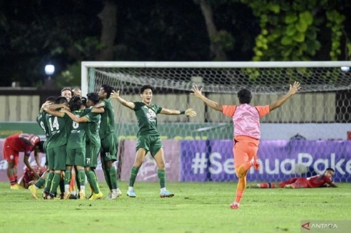 Persebaya Surabaya saat menang atas Arema FC, tapi Aji Santoso mengingatkan pertandingan terakhir kontra Dewa United akan menjadi bahan evaluasi siapa layak dipertahankan. - Image