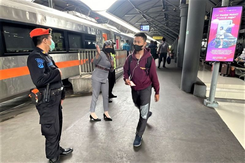 Petugas mengarahkan penumpang saat berada di Stasiun Gubeng Surabaya, Jatim. (FOTO ANTARA/HO-Humas PT KAI Daop 8) - Image