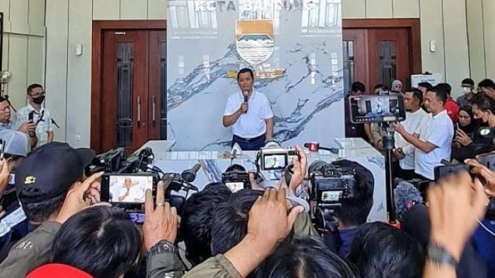 Sekda Kota Bandung Ema Sumarna memastikan pelayanan seperti biasa usai Walikota ditangkap atau kena OTT KPK. - Image