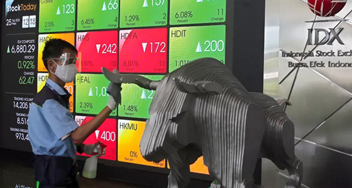 Ilustrasi Petugas membersihkan patung di depan layar monitor pergerakan IHSG di Bursa Efek Indonesia, Jakarta, beberapa waktu lalu. - Image