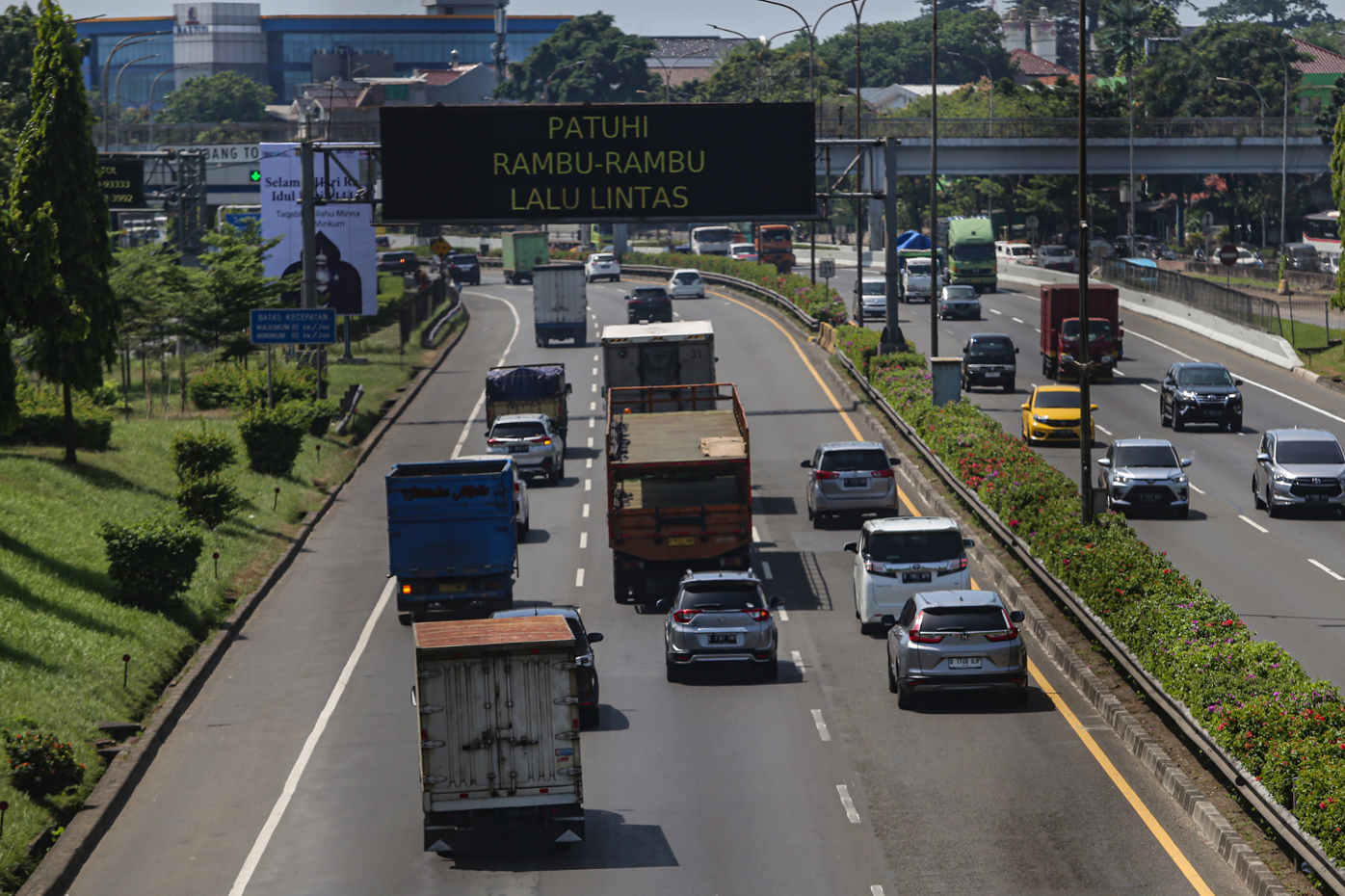 Ilustrasi sejumlah truk melintas Jalan Tol Lingkar Luar Jakarta atau Jakarta Outer Ring Road (JORR), Jakarta - Image