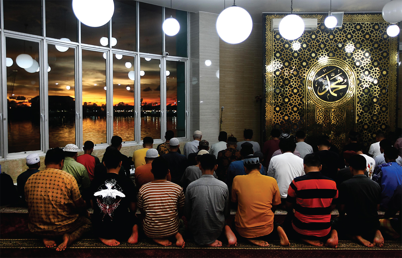 Jemaah salat Tarawih di masjid yang berdiri di atas 164 pancang beton. 