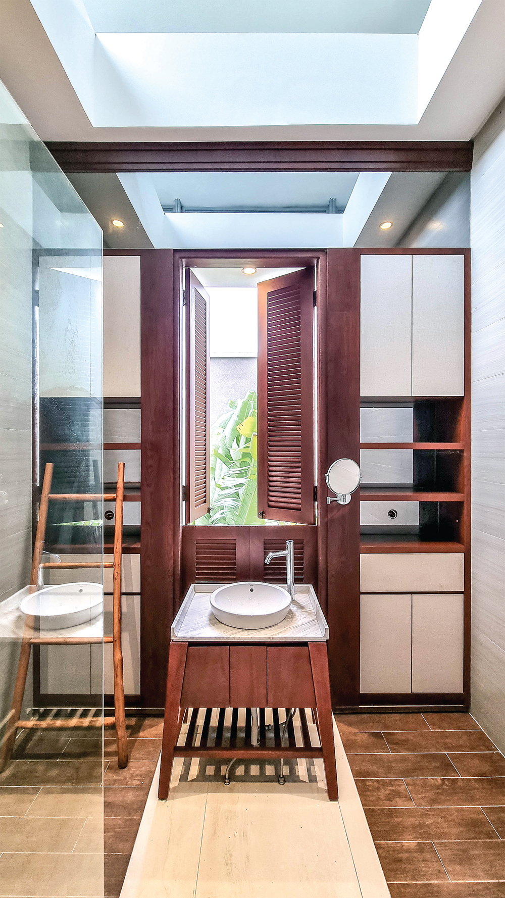 VIBE ALAM: Elemen kayu mendominasi kamar mandi. Spot wastafel dilengkapi jendela yang menghadap ke taman belakang.