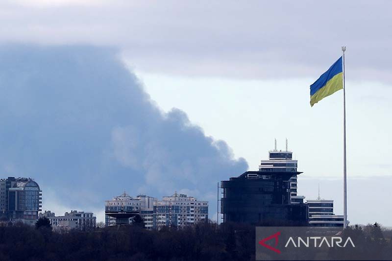 Arsip - Asap membubung ke langit di Kiev, Ukraina (27/2/2022). ANTARA/Xinhua/Lu Jinbo/aa. - Image