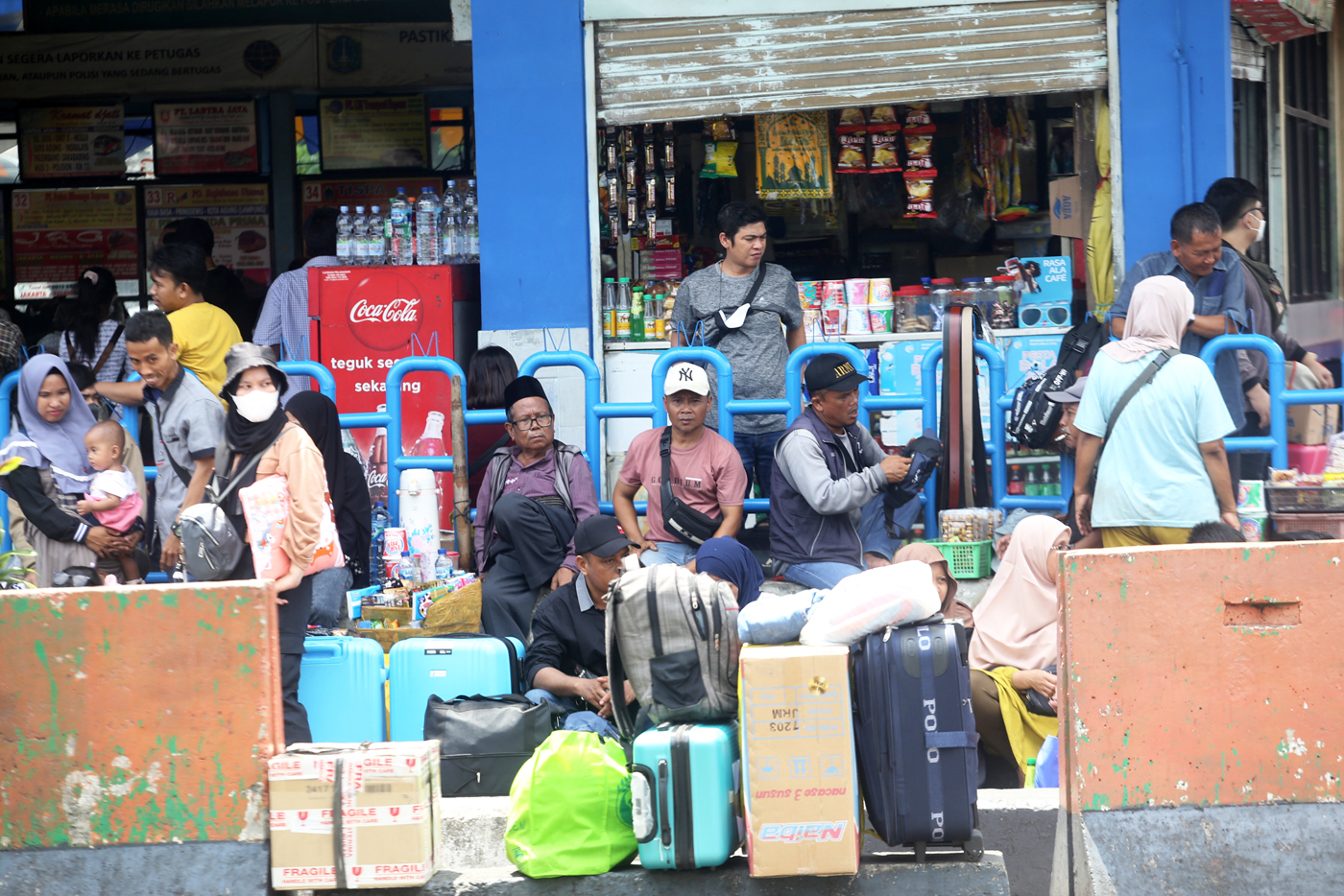 Penumpang memadati Terminal Kampung Rambutan, Jakarta, Jumat (14/4/2023). Sebagian masyarakat memilih mudik lebih awal untuk menghindari kemacetan pada puncak arus mudik mendatang. Pengelola Terminal Kampung Rambutan juga menyiapkan skema penambahan armad - Image