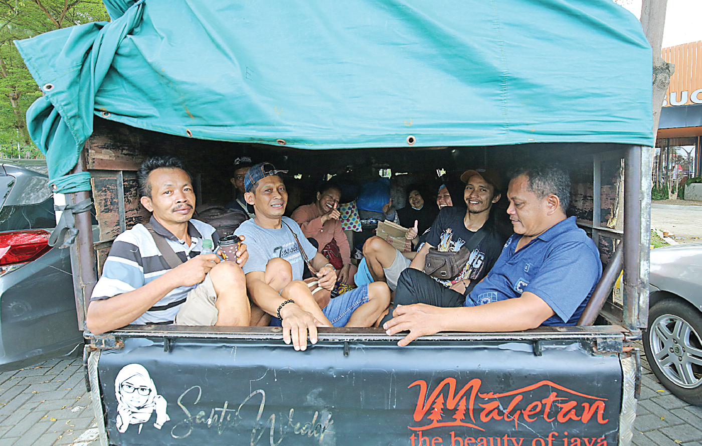 NEKAT NAIK PIKAP: rombongan pemudik dari Jakarta naik pikap saat mampir di rest area 207A, Cirebon, kemarin (16/4). - Image