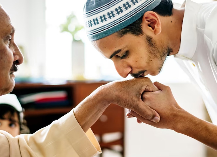Ilusutrasi seorang pemuda muslim menunjukkan rasa hormat dan sayang kepada ayahnya. (Foto: Freepik.com) - Image