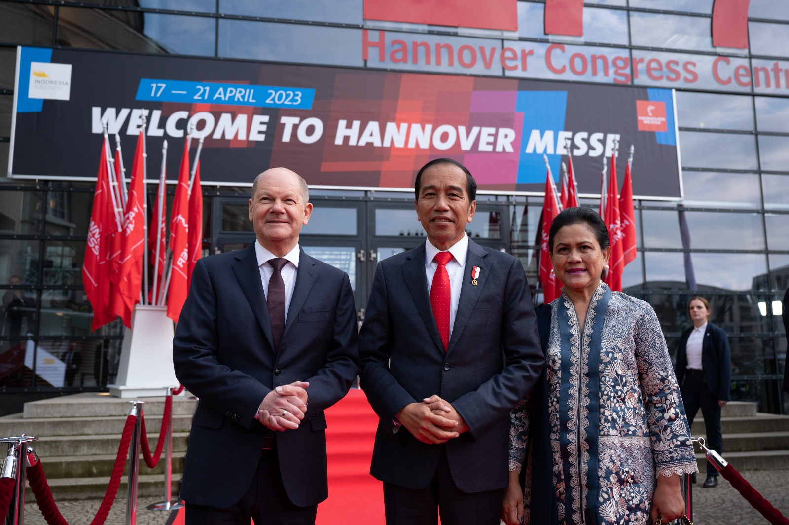 Dari kiri, Kanselir Jerman Olaf Scholz, Presiden RI Jokow Widodo, dan Ibu Negara Iriana Joko Widodo pada pembukaan Hannover Messe - Image