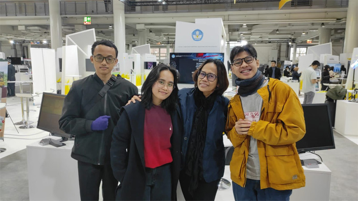 Tiga siswa SMK RUS Kudus, Jawa Tengah mewakili 95 rekannya yang terlibat dalam pembuatan film animasi Sabda Alam hadir di Hannover Messe 2023. (Istimewa) - Image