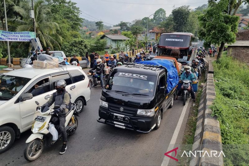 Situasi lalu lintas padat merayap di Jalur Nagreg, Kabupaten Bandung, Jawa Barat, Kamis (20/4). - Image