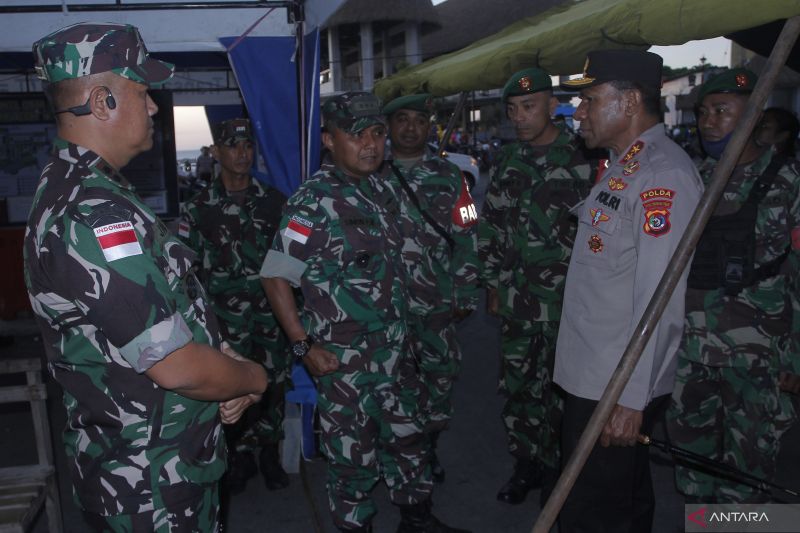Kapolda NTT Irjen Pol Johanis Asadoma (kanan), Kepala Staf Korem 161/ Wira Sakti Kolonel Cpl Simon Petrus Kamlasi (tengah), dan Dandim Kupang Letkol Inf Wiwid Jalu Wibowo (kiri) berbincang-bincang. - Image