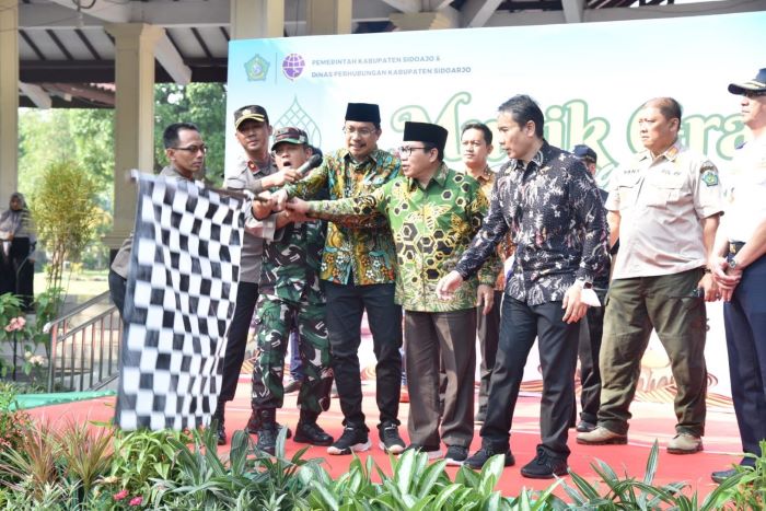 Bupati bersama unsur pimpinan daerah Sidoarjo berangkatkan warga mudik ke kampung halaman masing-masing. - Image