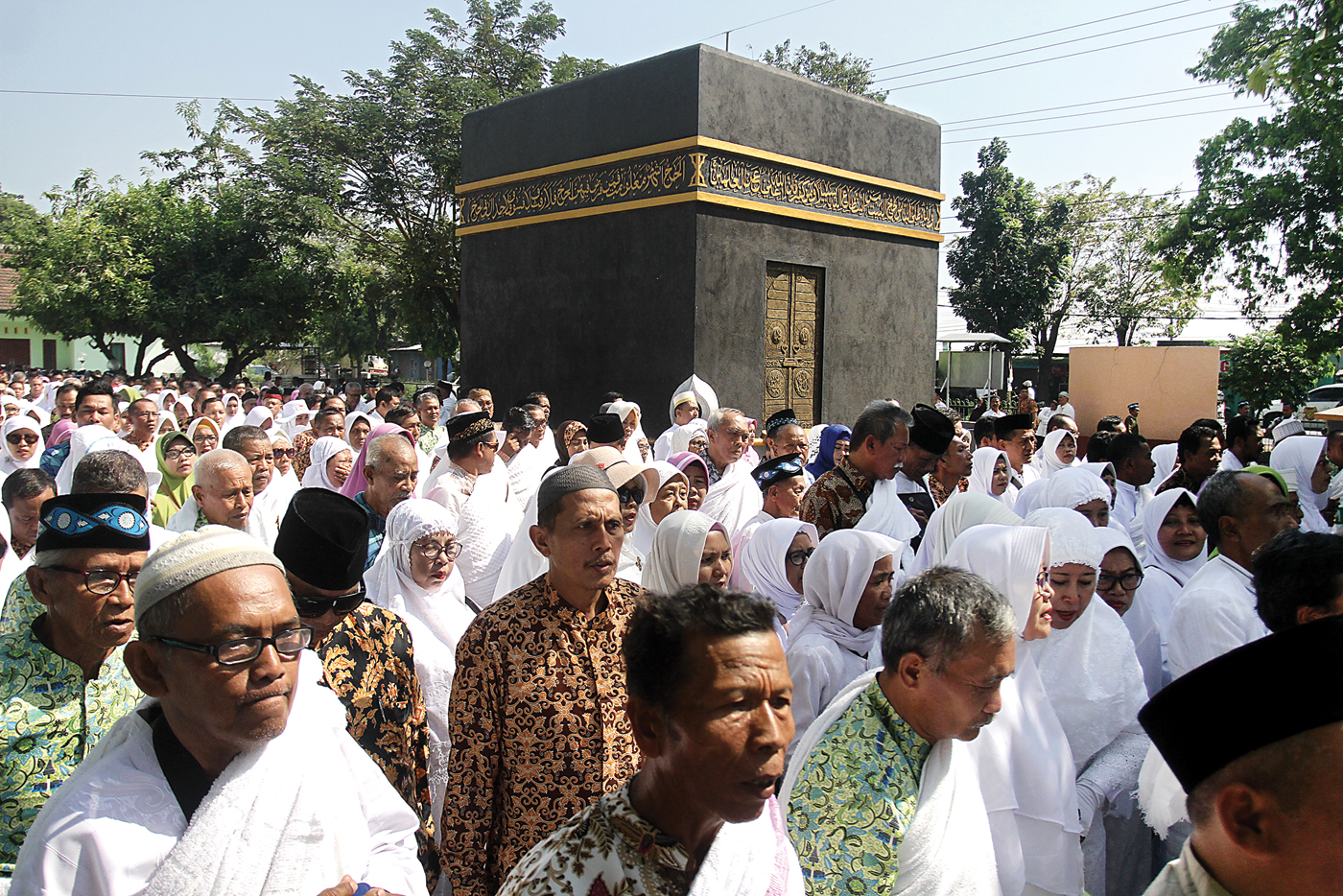 MULTIMANFAAT: Ratusan calon jemaah haji melaksanakan manasik di halaman miniatur Kakbah dan Masjid Ar-Roudloh di kompleks IPHI Kabupaten Mojokerto beberapa waktu lalu. - Image