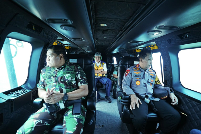 Kapolri Jenderal Listyo Sigit Prabowo (kanan), Panglima TNI Laksamana Yudo Margono dan Menhub Budi Karya Sumadi memantau arus mudik dari helikopter. - Image