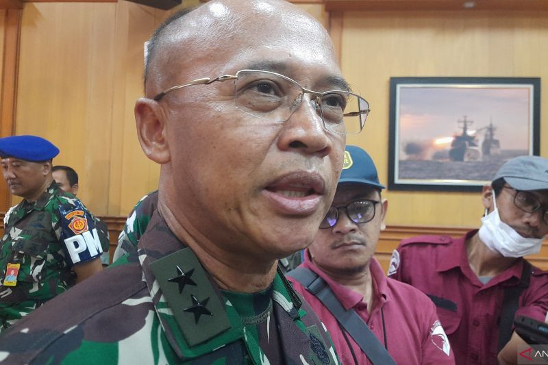 Kapuspen TNI Laksda TNI Julius Widjojono. TNI meminta kelompok kriminal bersenjata (KKB) atau kelompok separatis teroris (KST) untuk meletakkan senjata dan segera menyerahkan pilot pesawat Susi Air. - Image
