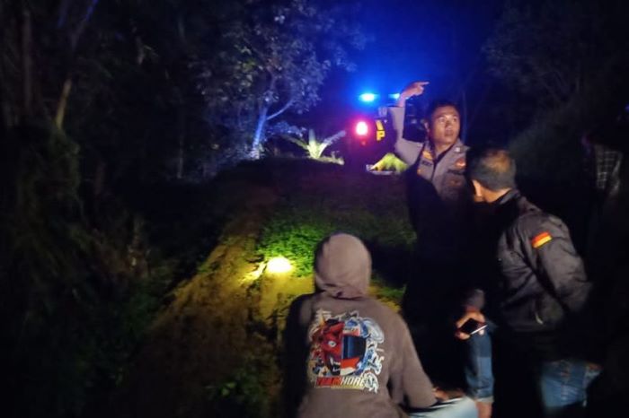 Polisi bersama masyarakat mengevakuasi mobil yang masuk jurang di Kecamatan Singajaya, Kabupaten Garut, Jumat (21/4). - Image