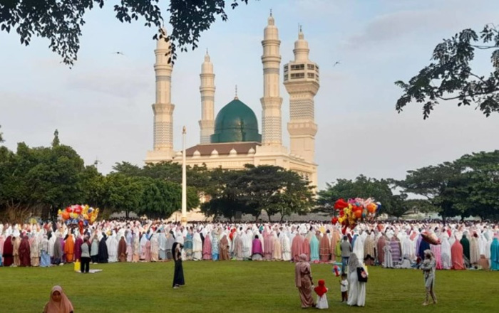 Salat Idul Fitri di Alun-Alun Karanganyar diikuti ribuan warga, Jumat (21/4/2023). (RUDI HARTONO/RADAR SOLO) - Image