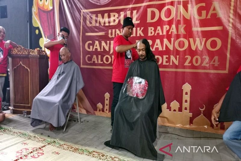 Sejumlah warga saat melakukan aksi cukur gundul, Jumat (21/4), sebagia nazar atas rekomendasi Ketum PDIP Megawati kepada Ganjar Pranowo sebagai capres dari PDI Perjuangan. - Image