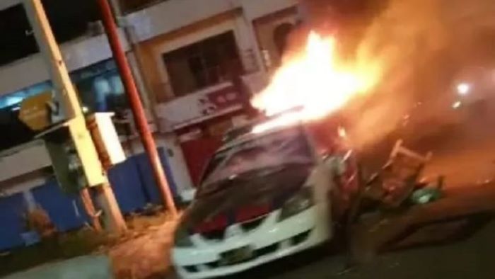 Tangkapan layar video perusakan kendaraan dinas kepolisian buntut bentrok TNI vs Polri di Kota Kupang, Rabu (19/4) tengah malam sampai merusak rumah dinas Kapolda NTT Irjen Johni Asadoma. - Image