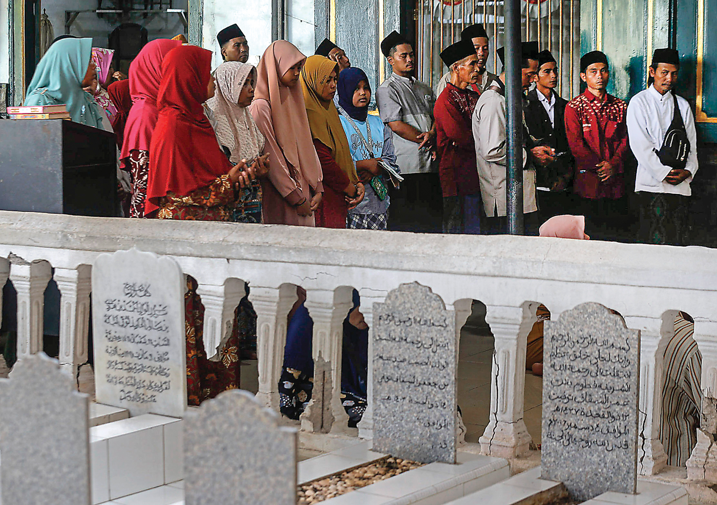JUJUKAN WISATA: Suasana kompleks makam KH Abdul Hamid yang ramai dikunjungi peziarah. - Image