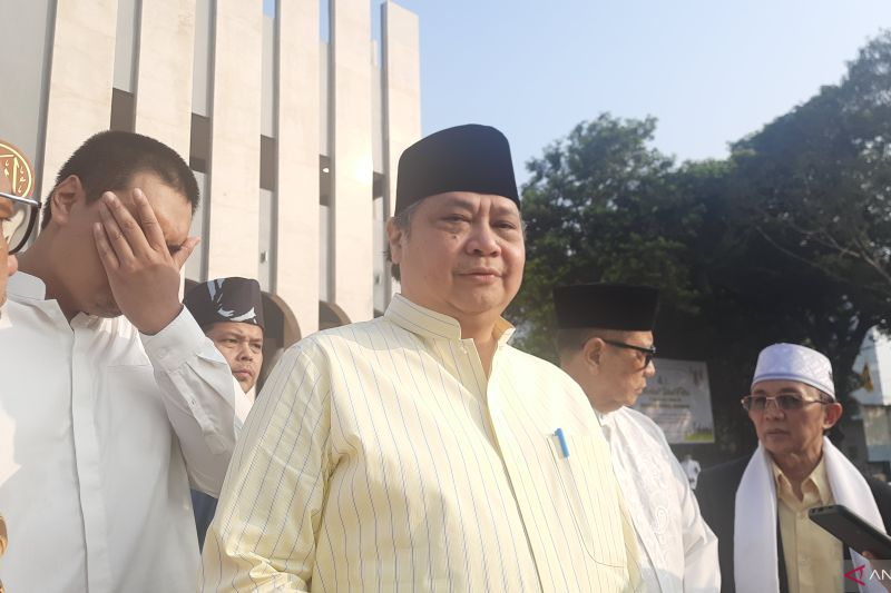 Ketua Umum Partai Golkar Airlangga Hartarto mengatakan KIB masih menjalin komunikasi dengan baik usai Ganjar Pranowo dideklarasikan jadi capres PDIP. - Image