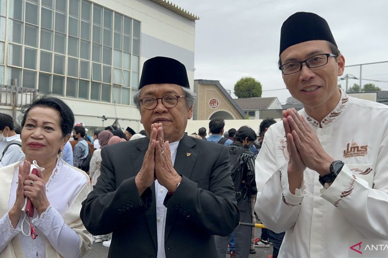 Dubes RI untuk Jepang Heri Akhmadi (tengah) beserta istri Nuning Akhmadi (kiri) dan Ketua KMII Jepang Muhammad Aziz (kanan). - Image