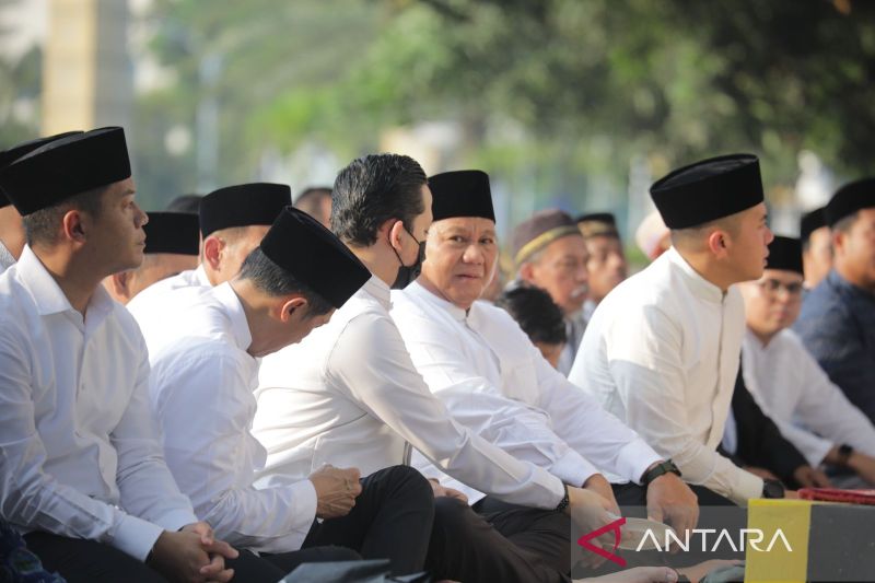 Menteri Pertahanan Prabowo Subianto melaksanakan salat Id di Masjid Agung Al Azhar, Jakarta Selatan. - Image