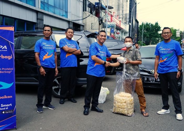 PT Asuransi Tri Pakarta membagikan 1.800 paket makanan buka puasa. - Image