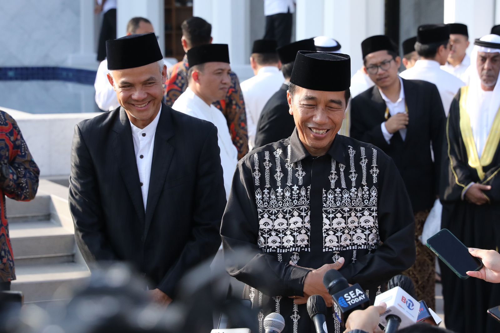 Presiden Joko Widodo (Jokowi) bersama Gubernur Jawa Tengah Ganjar Pranowo saat konferensi pers di Ndalem Padmosusastro, Jalan Ronggowarsito, Banjarsari, Kota Solo, Jateng, Sabtu (22/4/2023). - Image