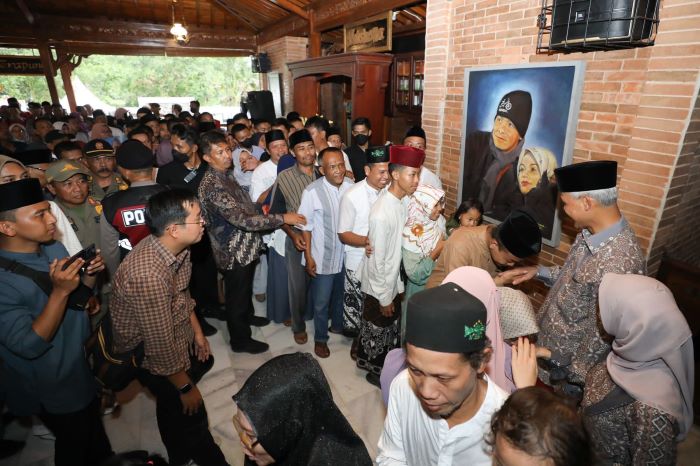 Acara halalbihalal Gubernur Jawa Tengah Ganjar Pranowo bersama keluarga besar Bani Hisyam Abdul Karim dan warga Purbalingga. - Image