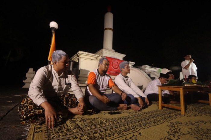 Aksi tumpengan digelar Relawan Jaritangan di Tugu Lilin Penumping usai Ganjar Pranowo ditetapkan sebagi capres PDIP. - Image