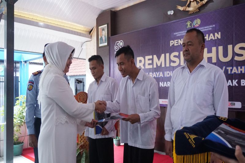 Rutan Wates, Kulon Progo memberikan remisi khusus Idul Fitri kepada warga binaan. - Image
