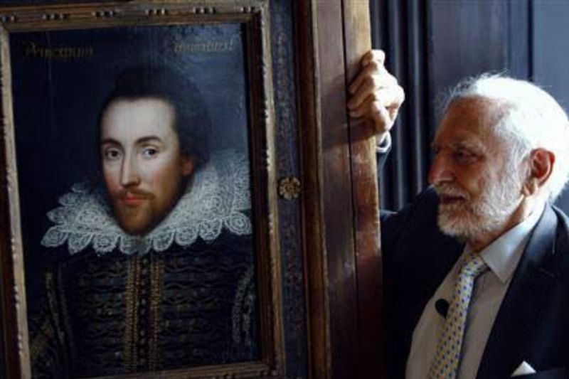Kepala The Shakespeare Birthplace Trust, Stanley Wells, berpose dengan menunjukkan potret penyair William Shakespeare yang ditemukan di Dartmouth, London, Inggris, 9 Maret 2009. - Image