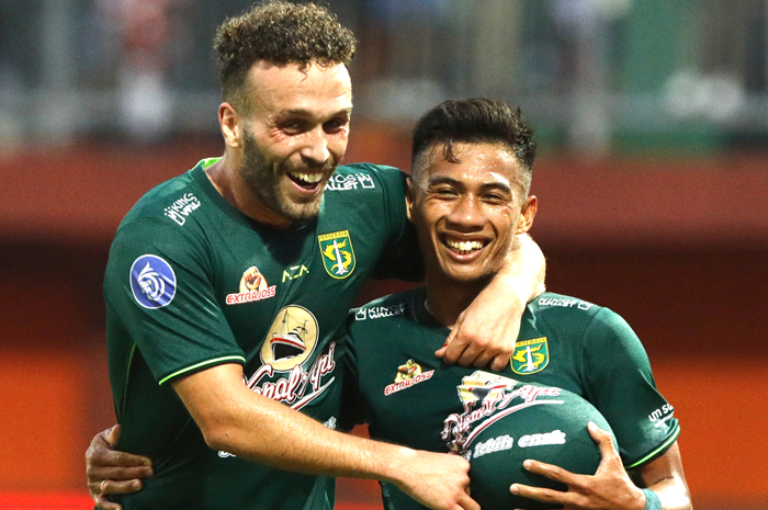PUNYA PERAN KRUSIAL: Ahmad Nufiandani (kanan) berselebrasi setelah membobol gawang Madura United. - Image