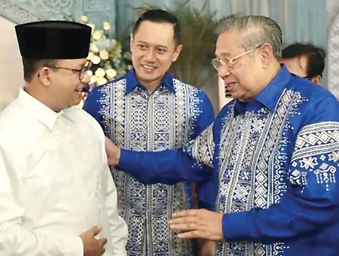LEBARAN POLITISI: Anies Baswedan menghadiri open house bersama Susilo Bambang Yudhoyono di kediaman Ketua Umum Partai Demokrat Agus Harimurti Yudhoyono di Jakarta (22/4). - Image