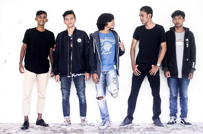 BERJIWA SENI: Nuri (kiri) bersama bandnya di Tuban bernama Invoker. Band ini sering memainkan musik punk dan heavy metal. - Image