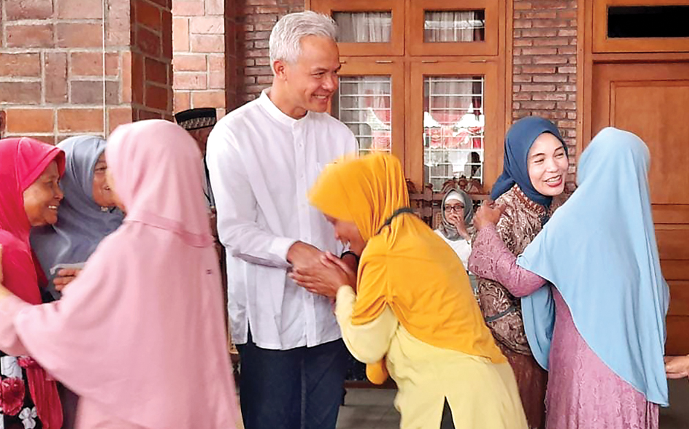 OPEN HOUSE: Ganjar Pranowo bersama sang istri Siti Atikoh menyalami warga di rumah masa kecil Ganjar di Tawangmangu, Karanganyar, Senin (24/4). - Image