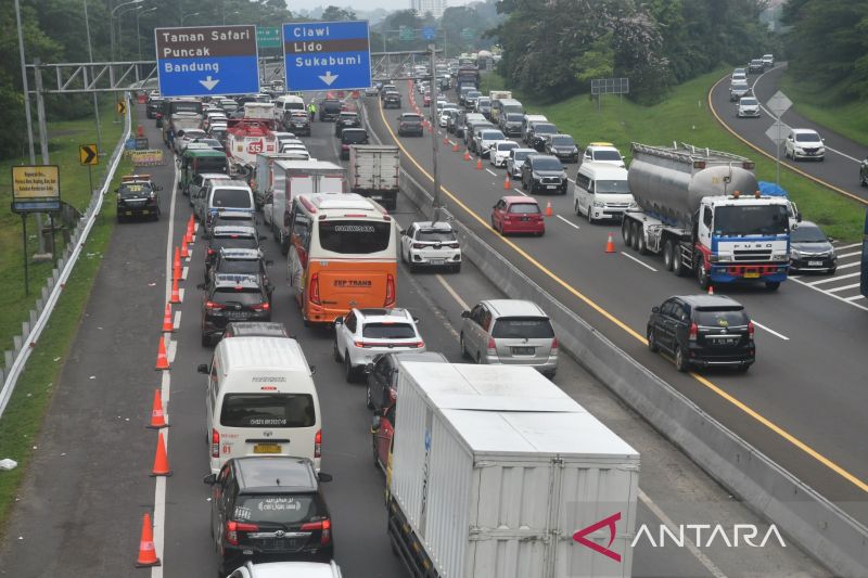 Kepadatan volume kendaraan di Tol Jagorawi mengarah ke Puncak pada Selasa 25 April 2023. ANTARA/Arif Firmansyah - Image