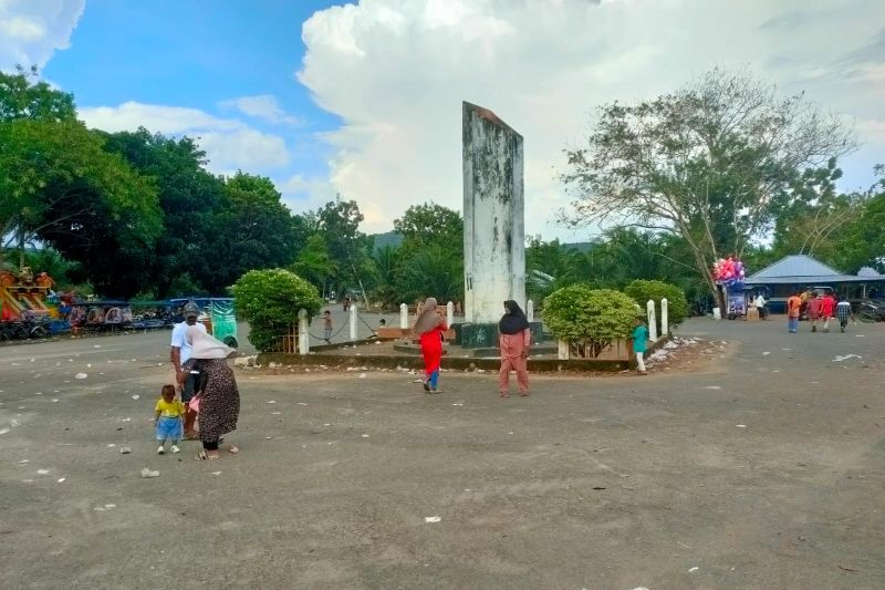 Kunjungan wisatawan di tugu Pantai Air Bangis Kabupaten Pasaman Barat terlihat menurun dibandingkan hari sebelumnya diduga dampak gempa bumi yang terjadi. (ANTARA) - Image