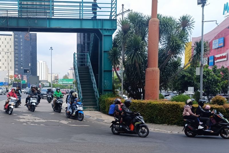 Kondisi arus lalu lintas mulai meningkat namun masih terpantau landai di jalan Kalimalang Bekasi, Jawa Barat, Selasa (25/4/2023). ANTARA/Ilham Kausar - Image