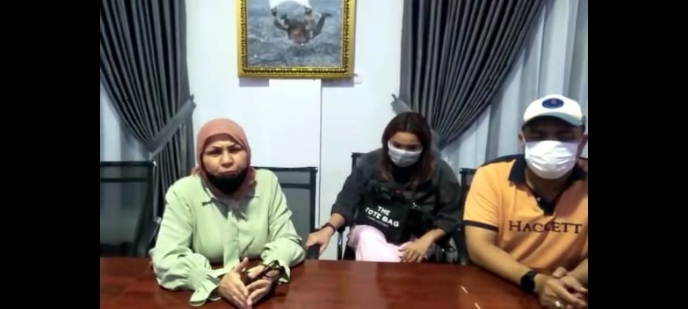 Ayah korban penganyiaan, Ken Admiral, Zulfli (kanan) dan ibu Ken, Elvi. - Image