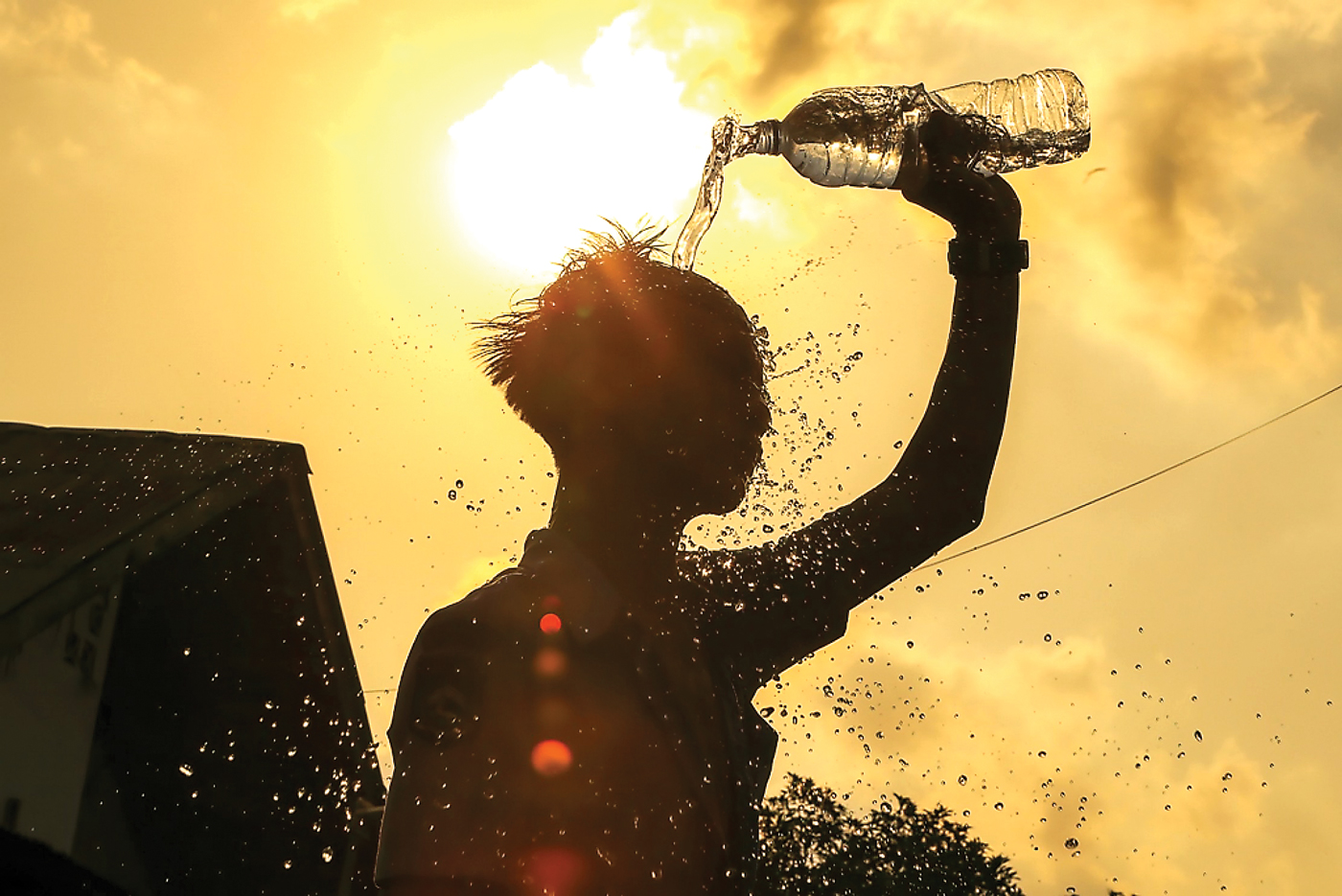 MENGHILANGKAN GERAH: Seorang pemuda membasahi kepala dengan air untuk melawan cuaca panas di Lombok, NTB, Selasa (25/4). - Image