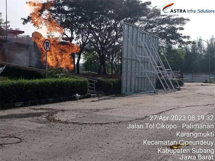 Semburan api belum padam, ASTRA Tol Cipali pasang pagar perisai spandex mengelilingi area foodcourt sepanjang 156 meter. (Istimewa) - Image